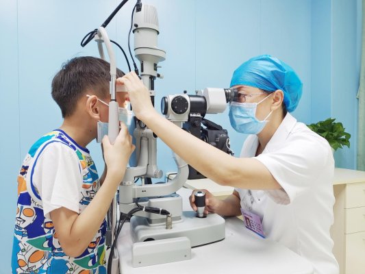 潍坊市妇幼保健院眼科医生为儿童进行视力检查