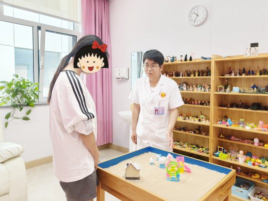潍坊市妇幼保健院临床心理科医生为来访者开展沙盘治疗