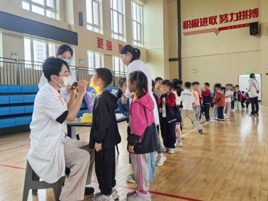 潍坊市妇幼保健院医务人员进校园为学生开展口腔健康检查
