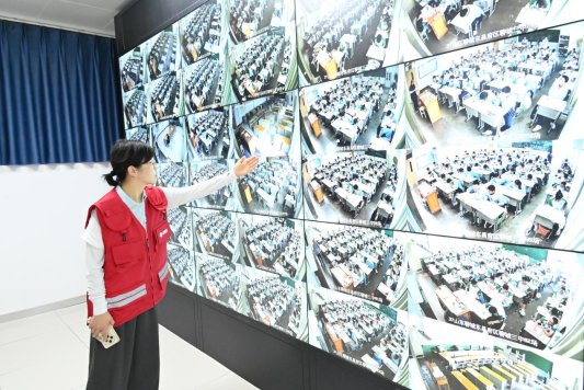 聊城联通技术人员在展示升级后的考场AI视频智能巡查系统效果