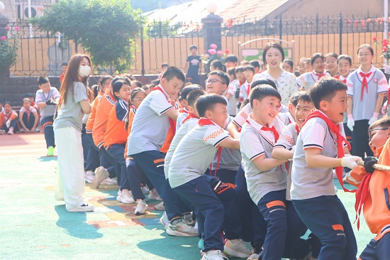 临沂第四实验小学举行拔河比赛