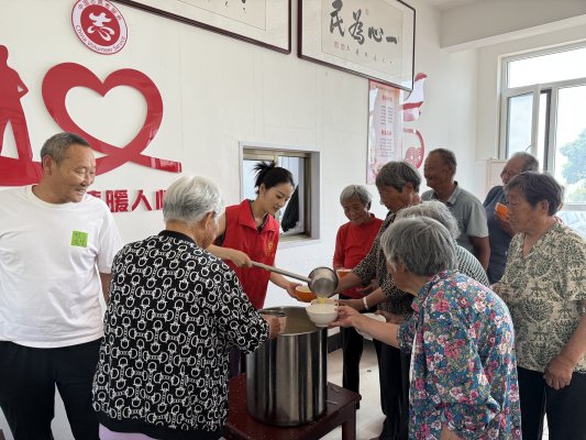 银山镇开展“践行文明新风 温情相伴餐桌”敬老助老志愿服务活动