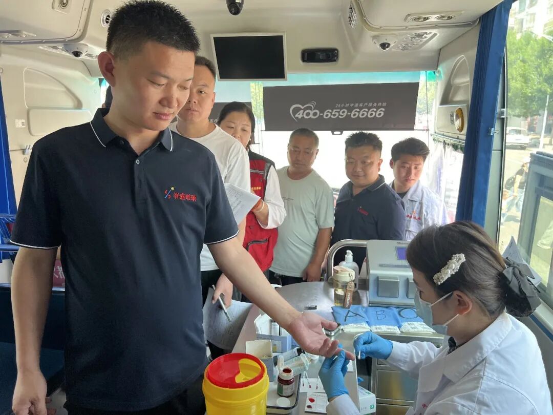 菏泽祥盛玻璃携手民革菏泽市直五(郓城)支部共同开展无偿献血活动