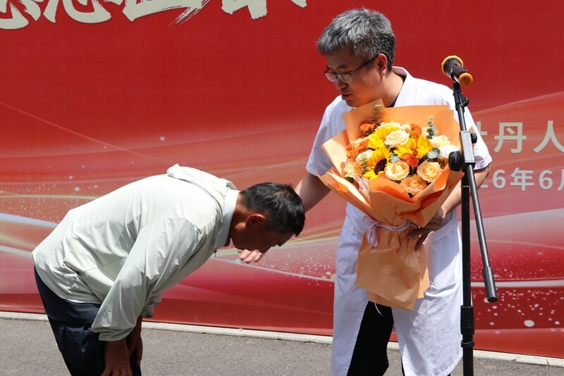 “锦旗致谢传温情 医校联动护韶华”菏泽市牡丹人民医院成功抢救急危重症学子
