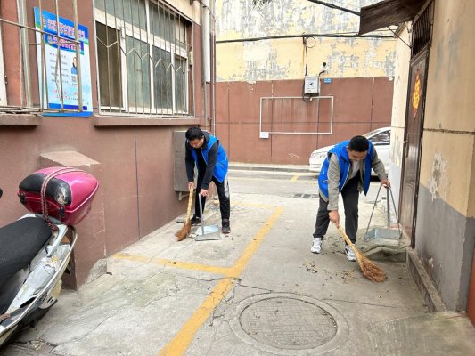 济宁市任城区阜桥街道刘庄社区开展“清洁家园美化环境”志愿服务活动(图1)