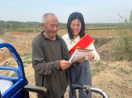 图为普法志愿者送法&ldquo;进烟田&rdquo;.jpg