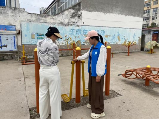 济宁市任城区安居街道八里庙社区开展“健身器材安全排查筑牢群众健身安全屏障”志愿服务活动(图1)