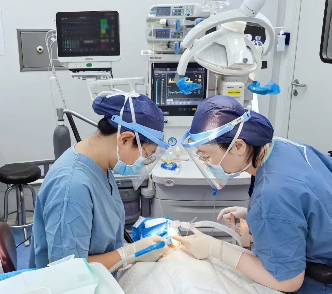 从吉林到青岛,千里“打飞的”只为给孩子看牙疼?背后的真相让人破防