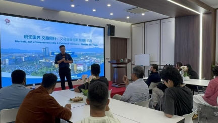 公司邀请义乌工商学院创新创业导师为外籍人员开展创业讲座，并听取保险服务建议