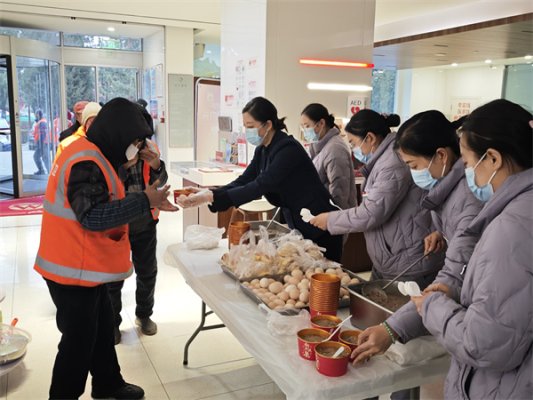 为环卫工人送粥_IMAGE