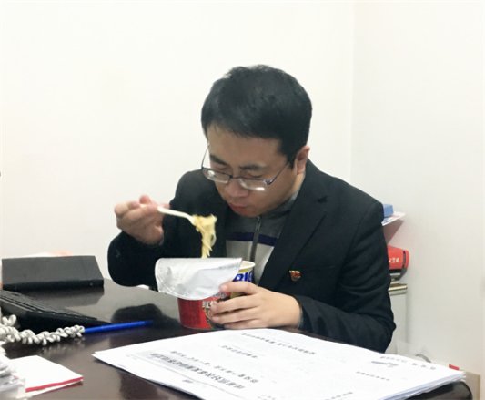 工作照:疫情防控期间,孙晓东坚守岗位,以单位为家,保证新闻正常报道