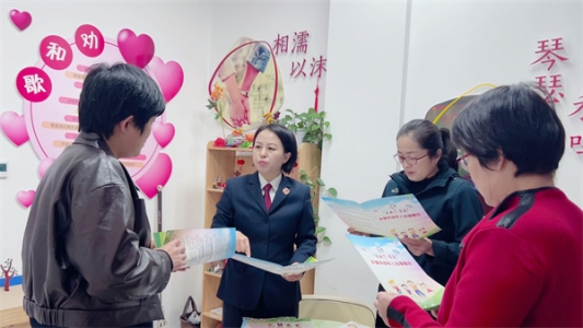 联合市妇联制作《关爱未成年人法律提示》手册,解读相关内容