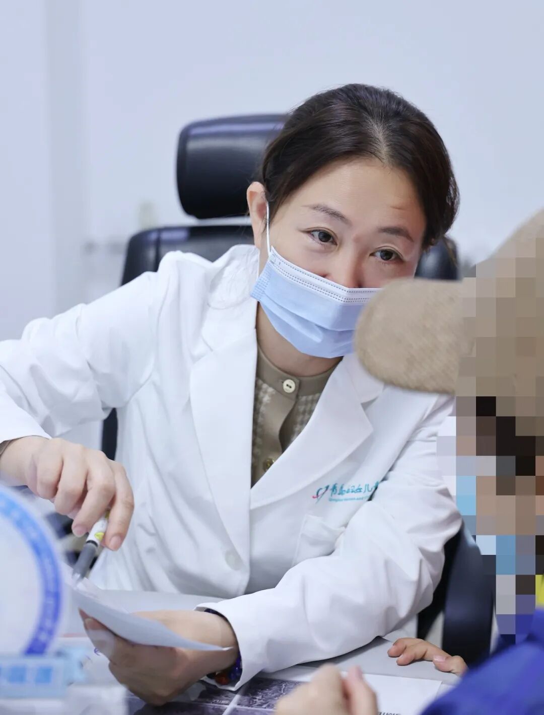 有温度的医者|20年模糊,10秒变清晰:纸短情长致谢满分“摘镜天团”