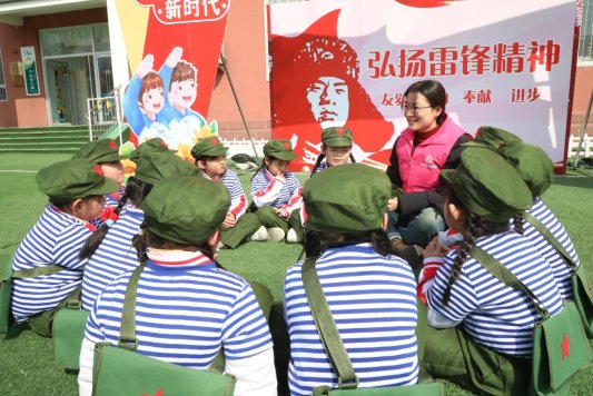 到幼儿园为孩子们讲述雷锋故事