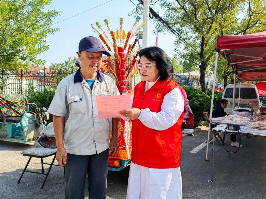 张爱萍-在韩店镇实户村大集为群众做健康科普宣讲