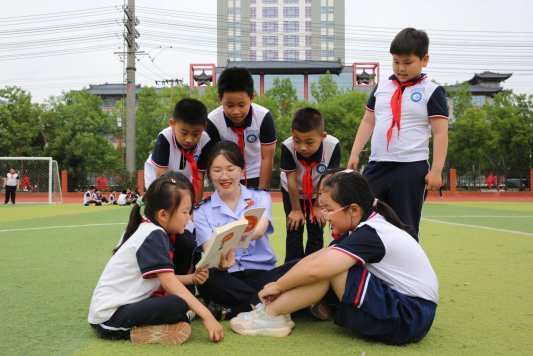 杨文慧参与税收宣传进学校