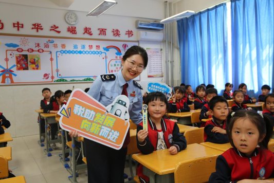 杨文慧参与税收宣传进校园