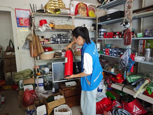 济宁市任城区南张街道悦诚社区开展“九小场所”消防安全排查筑牢安全防护网(图1)