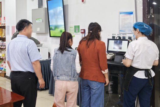 （图为某单位员工在使用智慧食堂系统刷脸支付餐费）