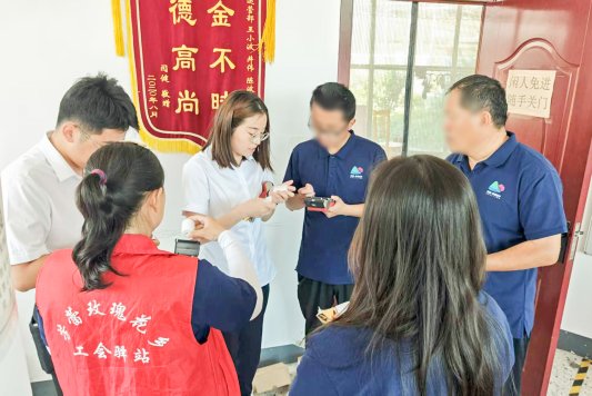 （图为工行济南平阴支行工作人员现场向园区工作人员讲解设备操作流程）