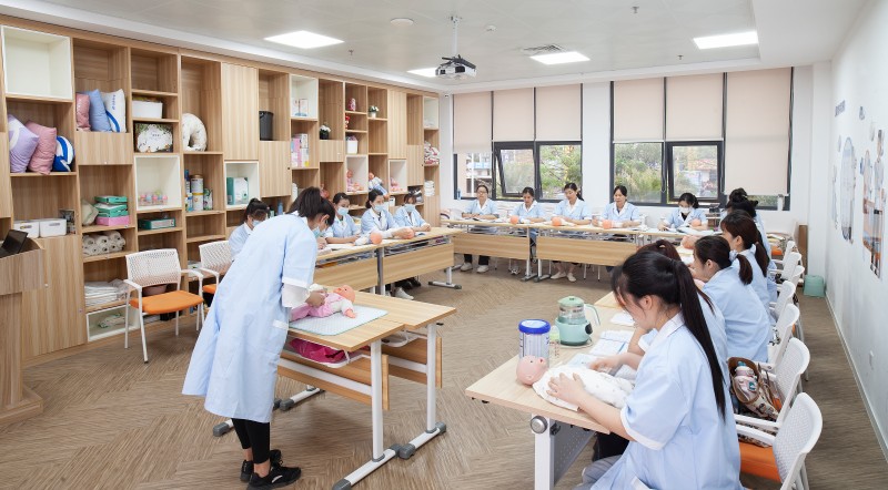 技能照亮前程学习成就未来|轻喜职校亮相世界青年技能日活动以职业化培训助力家庭服务人才成长(图8)