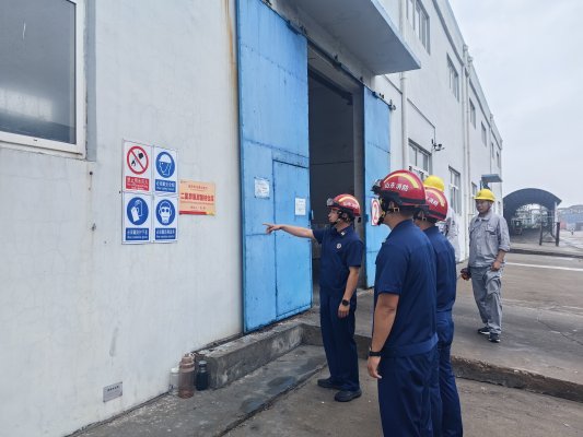 筑牢安全防线!潍坊消防走进企业“体检”守护生产经营平安(图1)