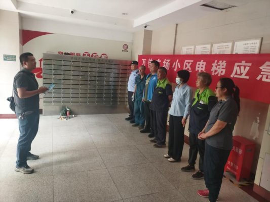 济宁市任城区阜桥街道枣店阁社区开展“以练筑防梯护平安”电梯困人应急演练(图1)