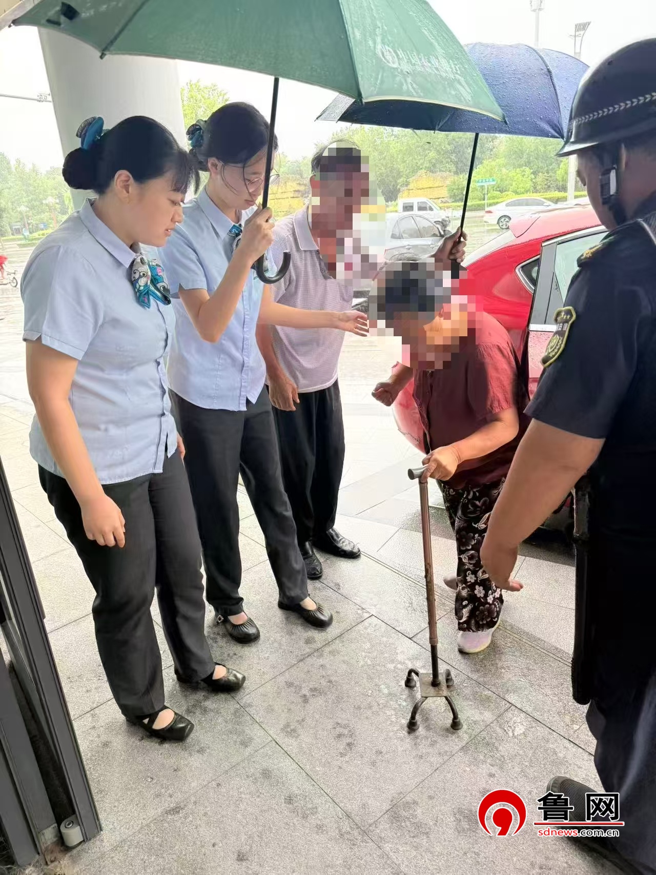 农行德州市夏津县支行:雨中温情,暖心守护老年客户