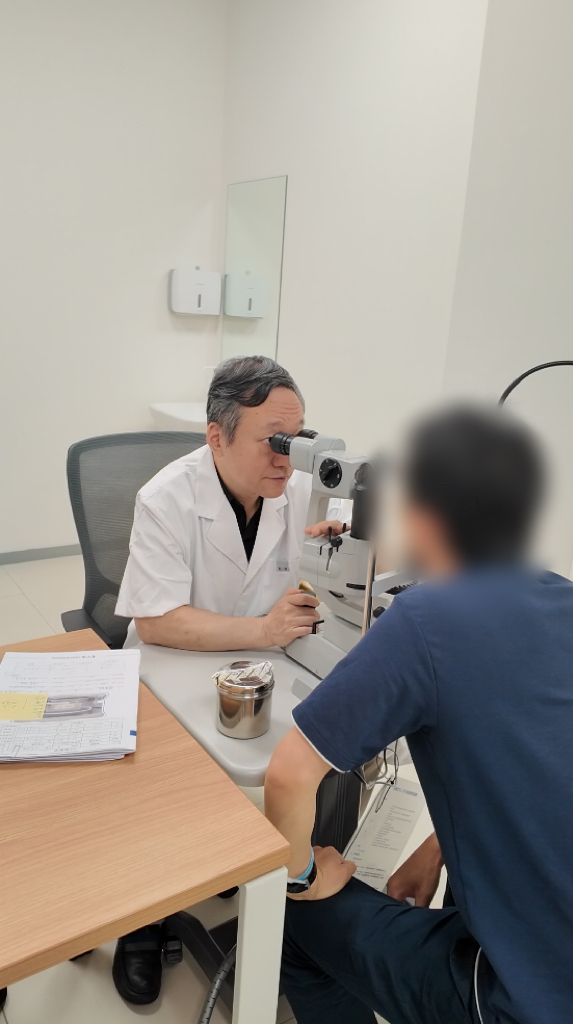 近视又老花,不想戴两副眼镜?上海爱尔浦亮眼科医院老视摘镜手术同时解决两种问题