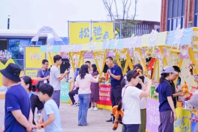 “干杯金沙滩 潮玩西海岸”文旅市集亮相第36届青岛国际啤酒节西海岸会场