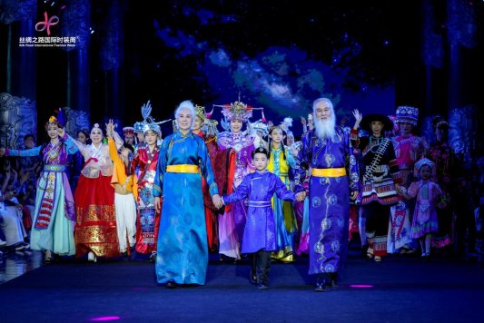时尚情景史诗《石榴花开》全球首演,丝路时尚传递民族同心力量
