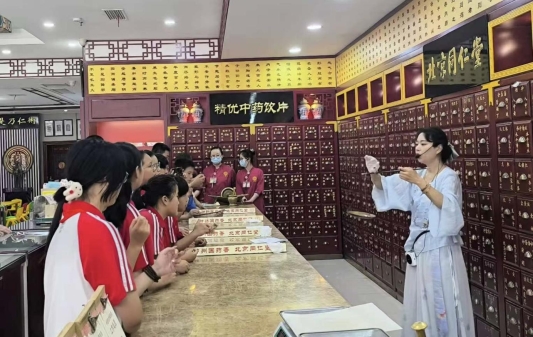 济宁市任城区仙营街道秦庄社区:“小小中药师”沉浸式体验在药香中感知国粹(图1)