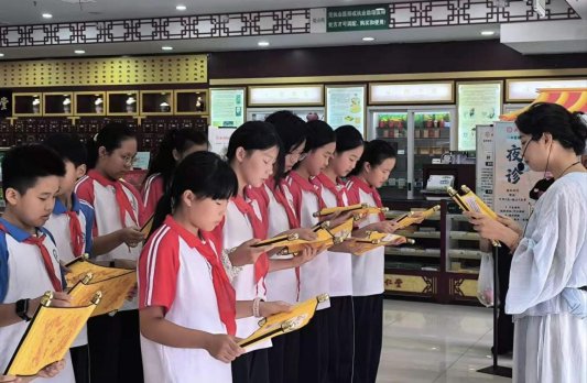 济宁市任城区仙营街道秦庄社区:“小小中药师”沉浸式体验在药香中感知国粹(图2)