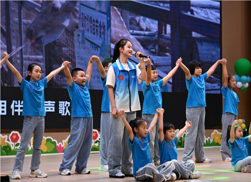 山东青岛:牵手“小候鸟” 关爱七彩童年