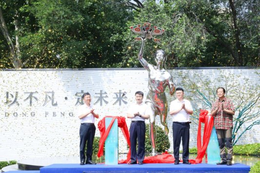 从“灰姑娘”到“放飞”两代“少女”雕塑、一种城市精神(图3)