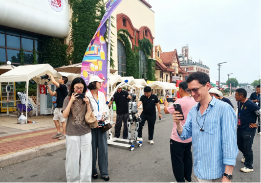 科技邂逅啤酒狂欢!第36届青岛国际啤酒节西海岸会场解锁智能潮玩新体验(图9)