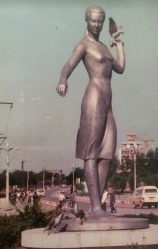 从“灰姑娘”到“放飞”两代“少女”雕塑、一种城市精神(图1)