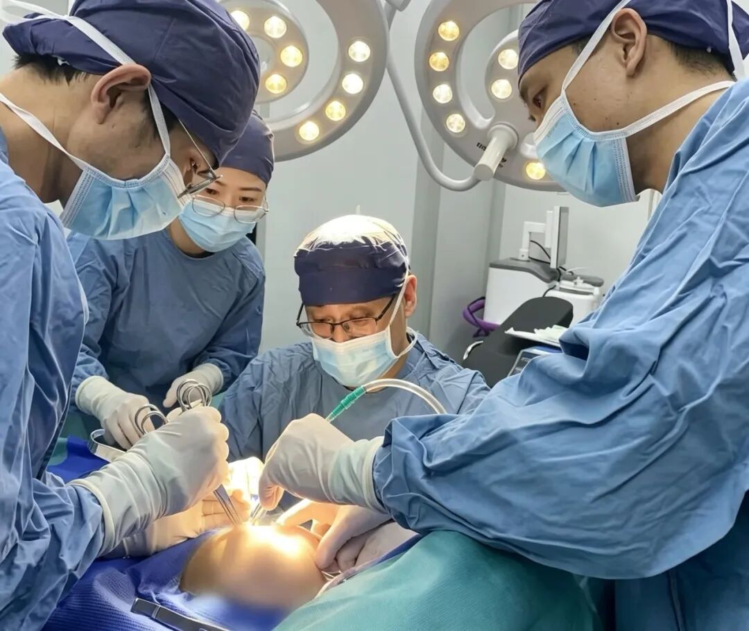 12岁女孩明显“大小胸”,一查竟长了10厘米巨大瘤!青岛市妇女儿童医院乳甲外科团队高超手术“无痕”切除