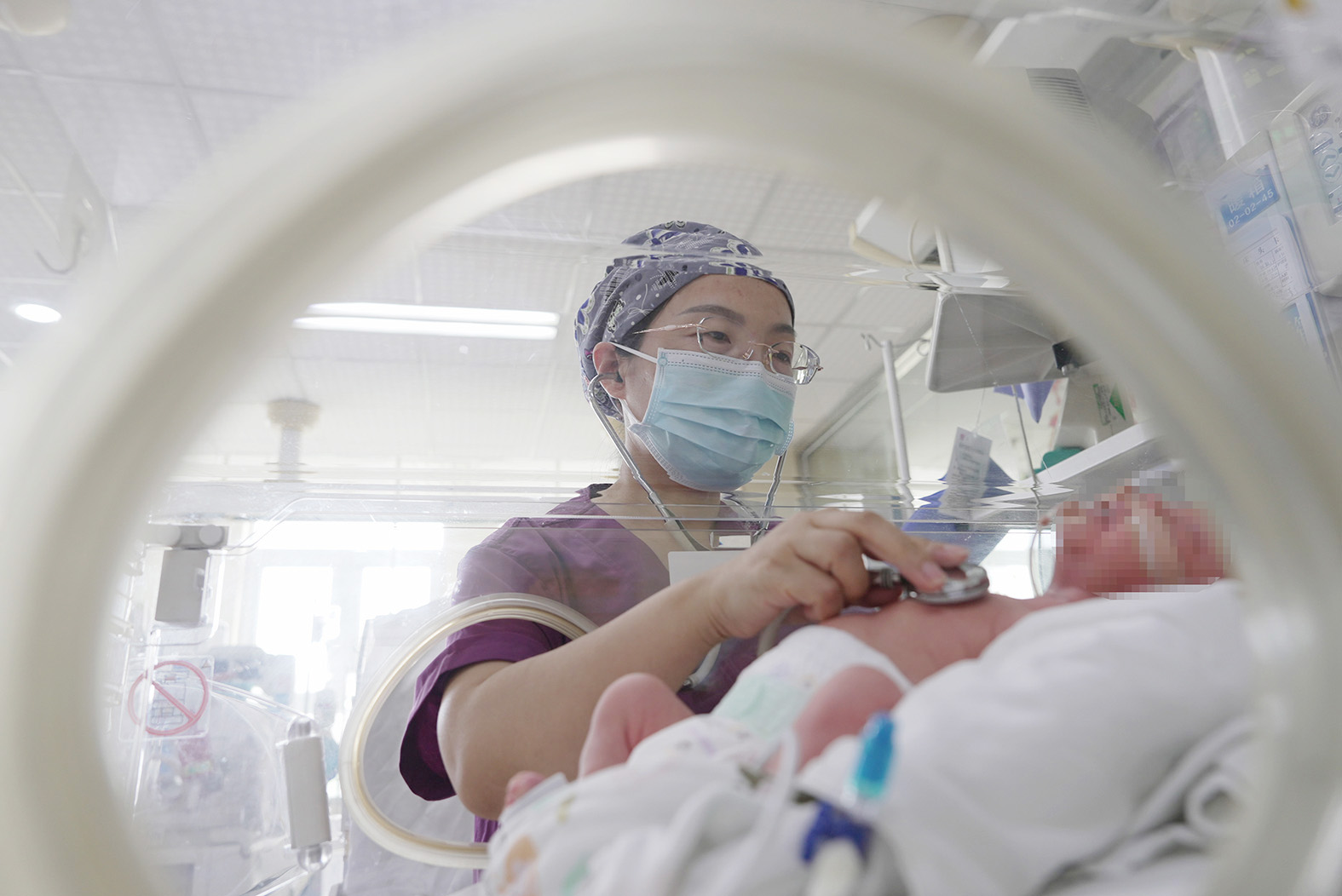 暖箱旁的“生命摆渡人”——记泰安市妇幼保健院儿科博士王洪娟(图3)