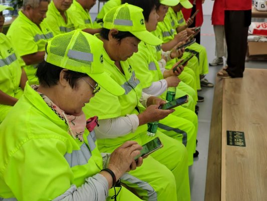 图2 环卫师傅操作手机