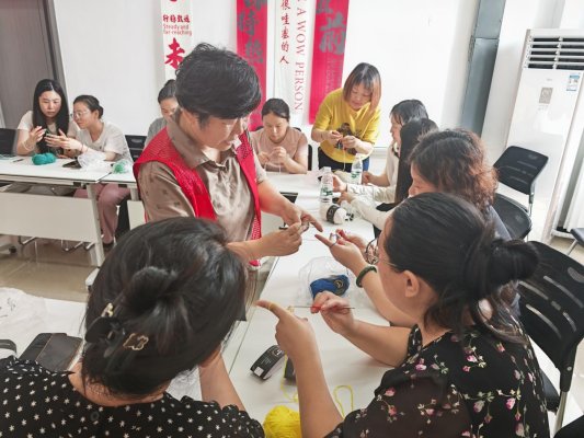 济宁市任城区李营街道众鑫社区开展“巾帼家政进社区巧手钩织悦生活”公益技能培训活动(图2)