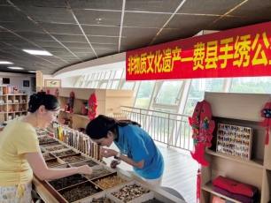 图5为实践队员了解制作手绣所用中药材原料