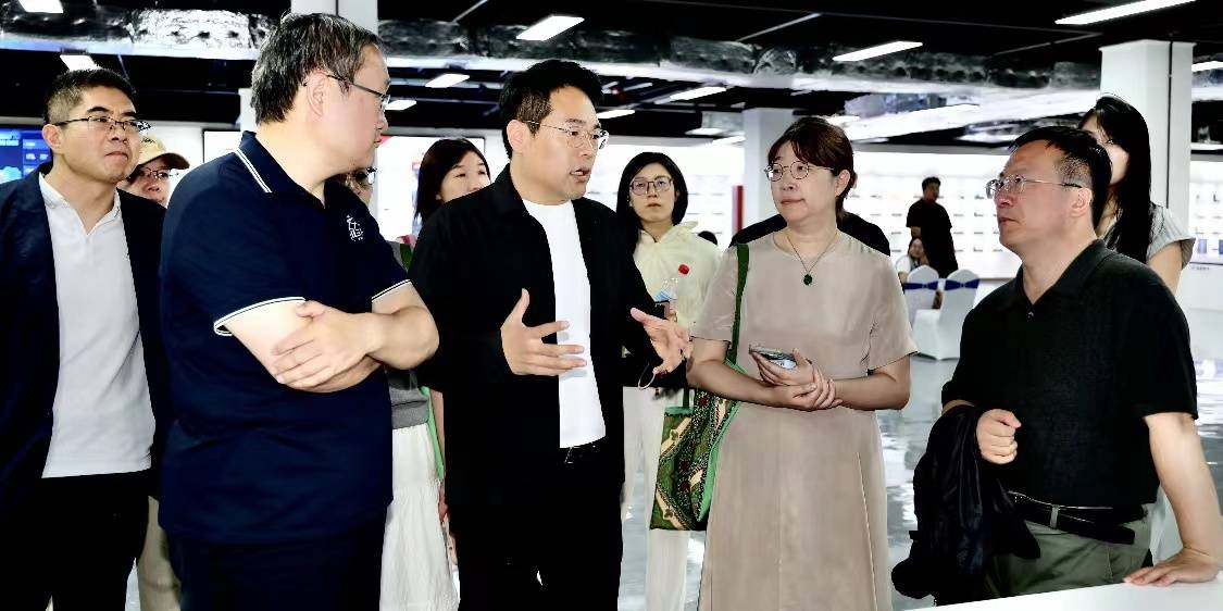 第二届“一带一路”案例研究坊专家团队走进霍尔果斯“金石榴”研学基地(图1)