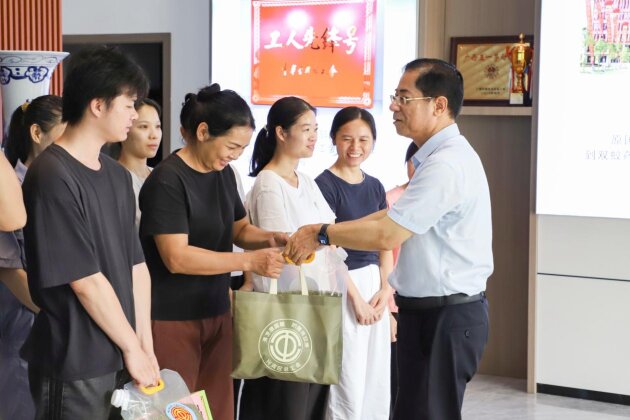 兴宾区总工会“夏送清凉”走进双蚁药业
