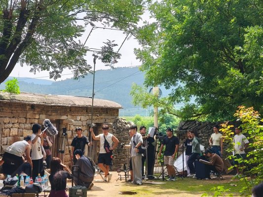 电影《迷失的构图》济南杀青 一场山谷里的寻找画上句号