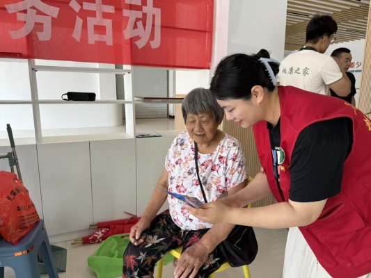 济宁市任城区李营街道枫阳社区:义诊监测护健康科学运动享生活(图2)