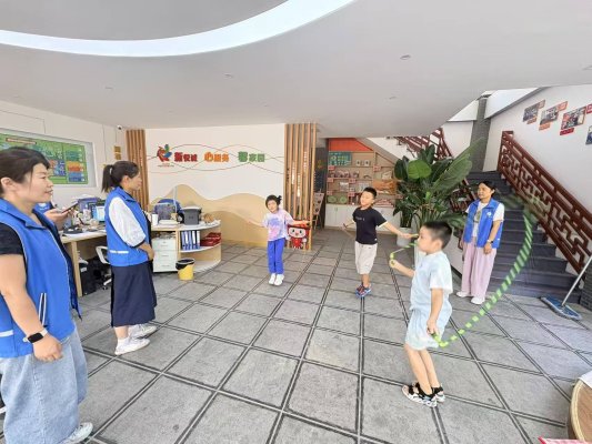 济宁市任城区南张街道悦诚社区开展“全民健身·快乐跳绳”活动(图1)