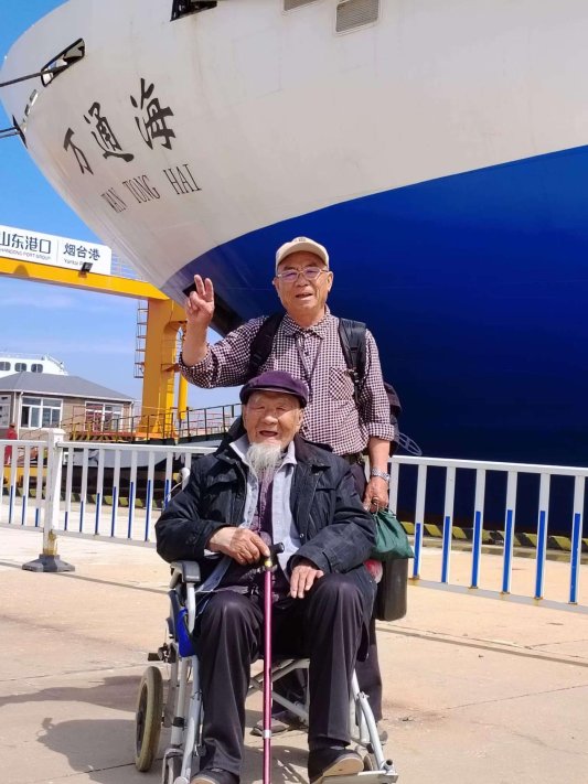贾春海、贾庆明父子外出旅游2