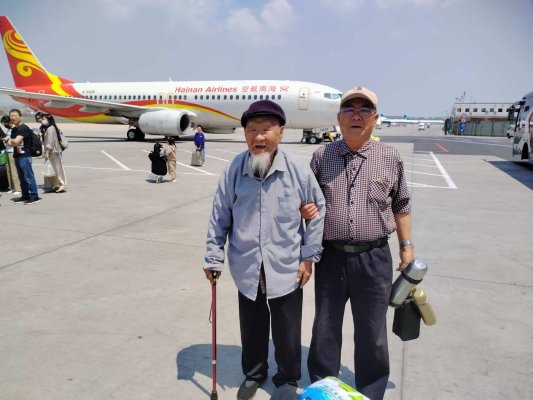 贾春海、贾庆明父子外出旅游1