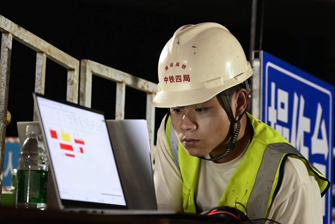 潍宿高铁跨潍荣高铁转体梁成功转体